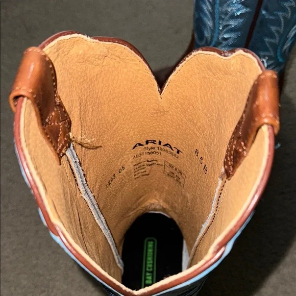 Ariat Women's Frontier Tilly Western Boots - Broad Square Toe and low heel - Picture 3 of 5